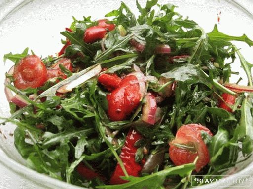 Салат руккола черри. Салат с руколой и помидорами черри. Салат с рукколой помидорами. Лимонный сок для салата. Салат с языком и рукколой.